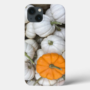 幽霊のカボチャにスニーカーのオレンジ色の1つ iPhone 13ケース