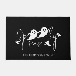 幽霊のシルエットが可愛いハロウィンTシャツ スプーキー シーズン ホワイト ゴースト ファミリーネー ドアマット