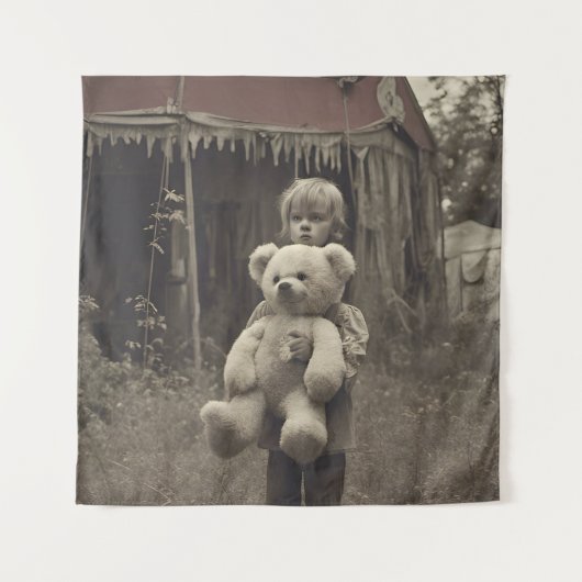 幽霊の子の放棄されたヴィンテージサーカステント タペストリー (正面)