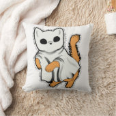 幽霊の猫が枕に乗り込む準備ができている クッション (ブランケット)