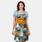 幽霊、カボチャ、およびこうもりを含むグレーハロウィーン エプロン (着用した状態)