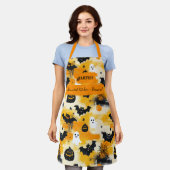 幽霊、カボチャ、こうもり付きイエローハロウィーン エプロン (着用した状態)