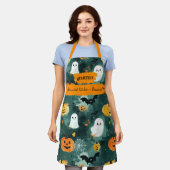 幽霊、カボチャ、こうもり付きダークグリーンハロウィーン エプロン (着用した状態)