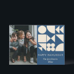 幾何はっきりした形モダンカスタムHanukkah写真 シーズンカード<br><div class="desc">ネイビーはっきりしたブルーの背景の上にモダンクリーム状の幾何学的な形状を持ち、宇宙と家族の写真やメッセージを楽しめパーソナライズされたるハヌカー。Aよくはしゃぐ、コンテンポラリーホリデーカードを取る伝統的、クリーンなデザインとフェスティバル精神を愛する家族に最適。光の季節に暖かさと応援を送るのに理想的。</div>