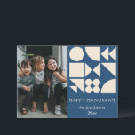 幾何はっきりした形モダンカスタムHanukkah写真 シーズンカード<br><div class="desc">ネイビーはっきりしたブルーの背景の上にモダンクリーム状の幾何学的な形状を持ち、宇宙と家族の写真やメッセージを楽しめパーソナライズされたるハヌカー。Aよくはしゃぐ、コンテンポラリーホリデーカードを取る伝統的、クリーンなデザインとフェスティバル精神を愛する家族に最適。光の季節に暖かさと応援を送るのに理想的。</div>