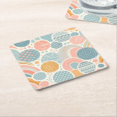 幾何よくはしゃぐドールパターン スクエアペーパーコースター (アングル)