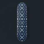 幾何カッコいいモダン種の青い銀色の模様 スケートボード<br><div class="desc">カッコいいGeometric Tribal Blue Silver Pattern Skateboardは、青い背景に銀モダン色の幾何学的な部分的な模様を描いています。デザイン：©Evco Studio www.zazzle.com/store/evcostudio</div>