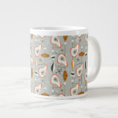 幾何ティール(緑がかった色)と青のパターン ジャンボコーヒーマグカップ (正面右)