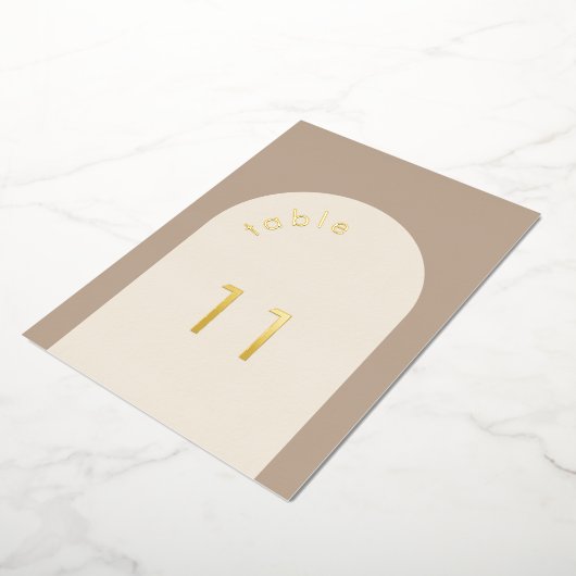幾何ミニマル砂ベージュ結婚アーチ表N 箔招待状 (回転した状態)