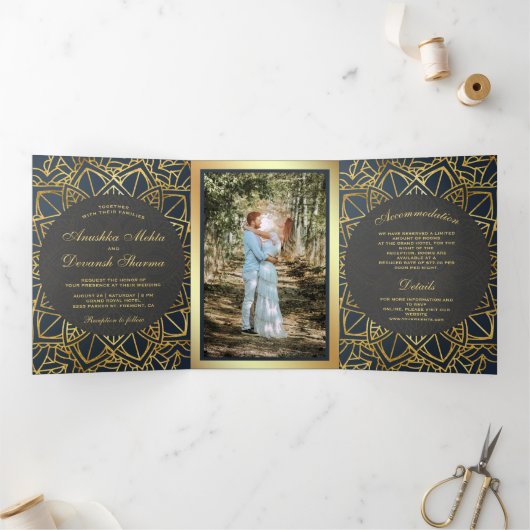 幾何モダングレー金ゴールドマンダラインディアン結婚ズ 三つ折り招待状 (内部)