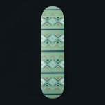 幾何モダン種の緑の青のパターン スケートボード<br><div class="desc">Geometric Tribal Green Blue Patternモダン Skateboardは、緑、青、オレンジ、白のカラフルジオメトリパターンを特徴とします。デザイン：©Evco Studio www.zazzle.com/store/evcostudio</div>