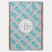 幾何三角形アクアとグレーモノグラムパターン スローブランケット (正面縦)