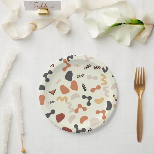 幾何学図形オレンジ色の誕生日パーティープレート ペーパープレート (ウェディング)