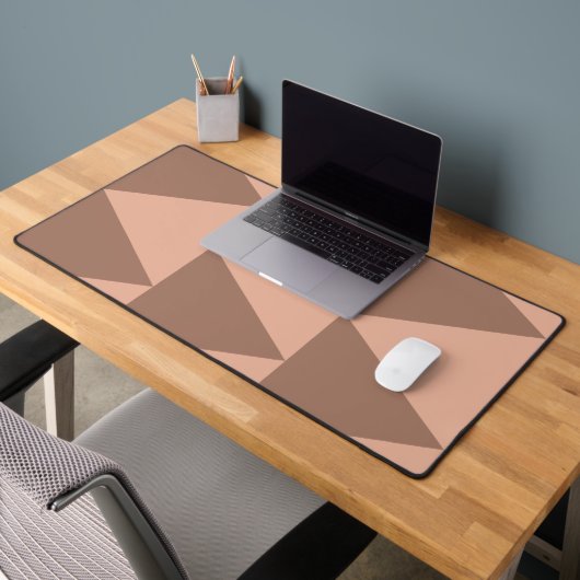 幾何学大きな三角形モチャムースほこりっぽいピンク デスクマット (オフィス2)