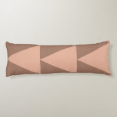 幾何学大きな三角形モチャムースほこりっぽいピンク ボディピロー (裏面)