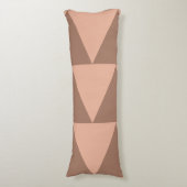 幾何学大きな三角形モチャムースほこりっぽいピンク ボディピロー (正面縦)
