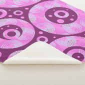 幾何学模様とドット付きピンクマルーンの円 シェルパブランケット (3/4)