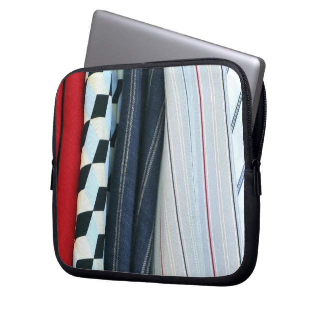 幾何学模様の生地5つ ラップトップスリーブ (正面左)