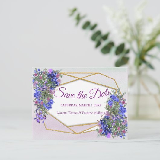幾何学模様の金ゴールドとラベンダーの花の保存日付 案内ポストカード (スタンド正面)
