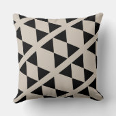幾何学模様の黒とアイボリーの三角形のクッモダンション クッション (裏面)