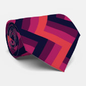幾何学模様（濃いピンクと青いジグザグシェブロン） ネクタイ (ロール)