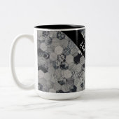 幾何学模様（灰色、白、黒） ツートーンマグカップ (左)