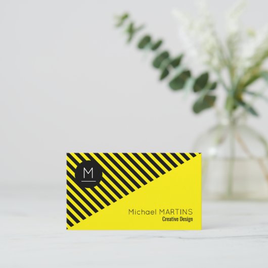 幾何学的でモダンなスタイルの黒及び黄色 名刺 (スタンド正面)