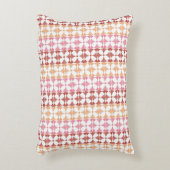 幾何学的で赤いイカットのストライプなパターン アクセントクッション (正面(垂直))