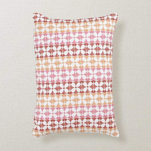 幾何学的で赤いイカットのストライプなパターン アクセントクッション (正面(垂直))