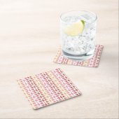 幾何学的で赤いイカットのストライプなパターン スクエアペーパーコースター (インサイチュ)