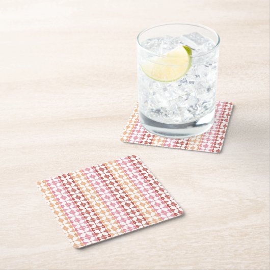 幾何学的で赤いイカットのストライプなパターン スクエアペーパーコースター (インサイチュ)