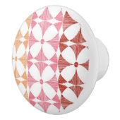 幾何学的で赤いイカットのストライプなパターン セラミックノブ (右)