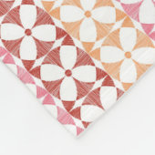 幾何学的で赤いイカットのストライプなパターン フリースブランケット (角)