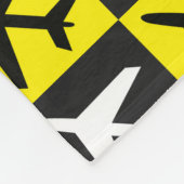 幾何学的なイエローフライングジェット機 フリースブランケット (角)