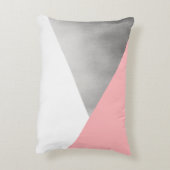 幾何学的なエレガントでモダンでフェイクな銀製の赤面のピンク アクセントクッション (裏面(縦))