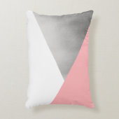 幾何学的なエレガントでモダンでフェイクな銀製の赤面のピンク アクセントクッション (正面(垂直))