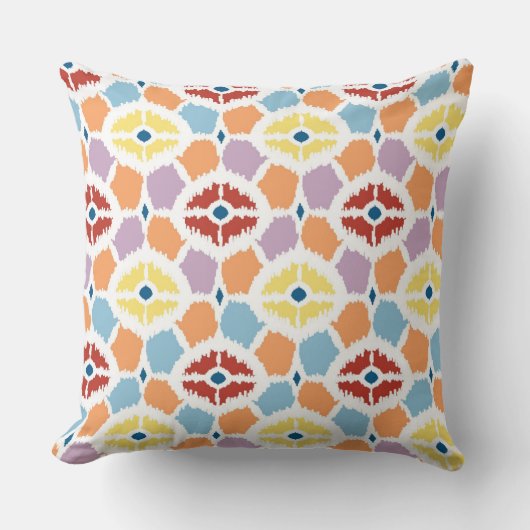 幾何学的なカラフルなダイヤモンドのイカット クッション (正面)