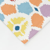 幾何学的なカラフルなダイヤモンドのイカット フリースブランケット (角)