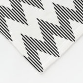 幾何学的なジグザグパターン フリースブランケット (角)