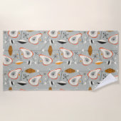 幾何学的なティール（緑がかった色）及び青いパターン ビーチタオル (正面)