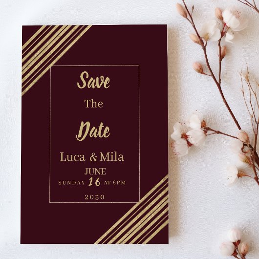 幾何学的なバーガンディーゴールドタイポSave the Date 招待状