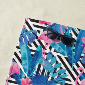 幾何学的なパターンのフラミンゴ及びやし ビーチタオル (インサイチュ)