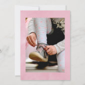 幾何学的なピンクのさくらんぼの花のお祝い 招待状 (裏面)