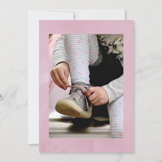 幾何学的なピンクのさくらんぼの花のお祝い 招待状 (裏面)