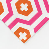 幾何学的なピンクのオレンジ六角形及び十字パターン フリースブランケット (角)