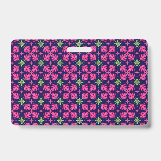 幾何学的なピンクの花の花弁の抽象的なパターン バッジ (正面)