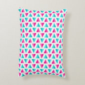 幾何学的なピンク及び水の青い三角形パターン アクセントクッション (裏面(縦))