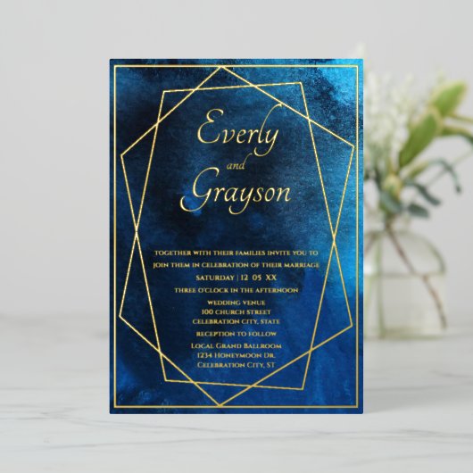 幾何学的なブルーと金ゴールド結婚のフォイル招待状 箔招待状 (立ち正面)