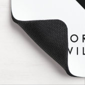 幾何学的なモダンな最小主義の白く及び黒いシェブロン マウスパッド (コーナー)