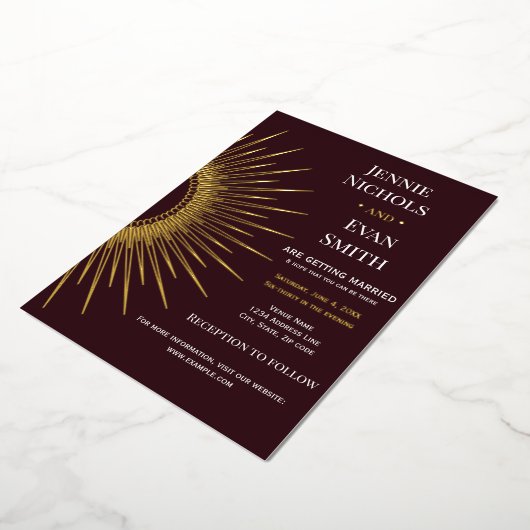 幾何学的なモダン太陽 |プラムの背結婚景 箔招待状 (回転した状態)
